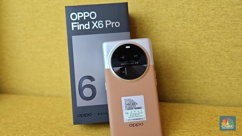 Oppo memamerkan ponsel flagship terbarunya, Oppo Find X6 Pro di Indonesia. (CNBC Indoneia/Rakhmayanti Dewi)