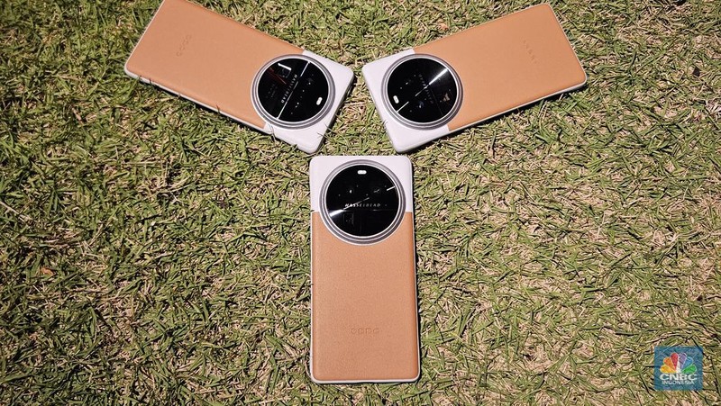 Oppo memamerkan ponsel flagship terbarunya, Oppo Find X6 Pro di Indonesia. (CNBC Indoneia/Rakhmayanti Dewi)