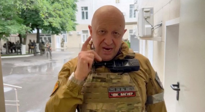 Kepala tentara bayaran Wagner Yevgeny Prigozhin meninggalkan markas Distrik Militer Selatan di tengah penarikan kelompok itu dari kota Rostov-on-Don, Rusia, 24 Juni 2023. (REUTERS/Alexander Ermochenko)