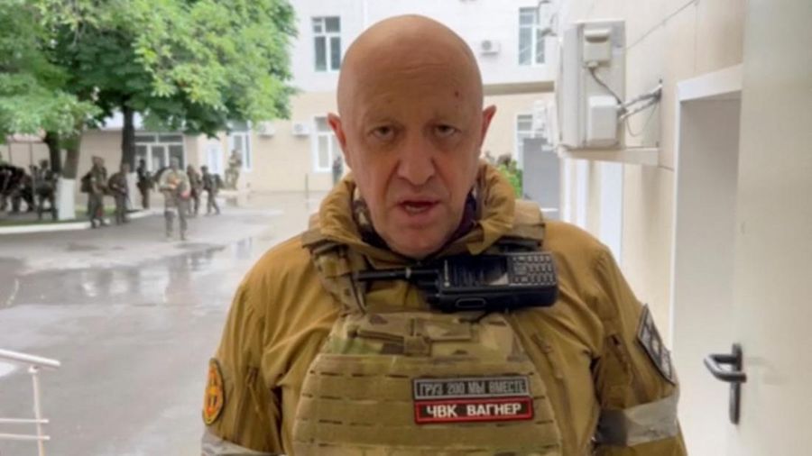Kepala tentara bayaran Wagner Yevgeny Prigozhin meninggalkan markas Distrik Militer Selatan di tengah penarikan kelompok itu dari kota Rostov-on-Don, Rusia, 24 Juni 2023. (REUTERS/Alexander Ermochenko)