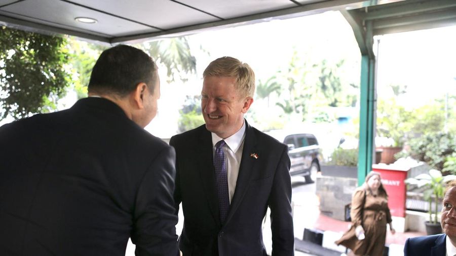 Pertemuan Wakil PM Inggris Oliver Dowden dengan Kemenko Marves Luhut Binsar Pandjaitan hari ini, Senin (26/6/2023) di Kantor Kemenko Marves, Jakarta. (Dok. Kedutaan Inggris)nggris Oliver Dowden dengan Kemenko Marves LBP hari ini, Senin 26 Juni 2023 di Kantor Kemenko Marves, Jakarta. (Dok. Kedutaan Inggris)