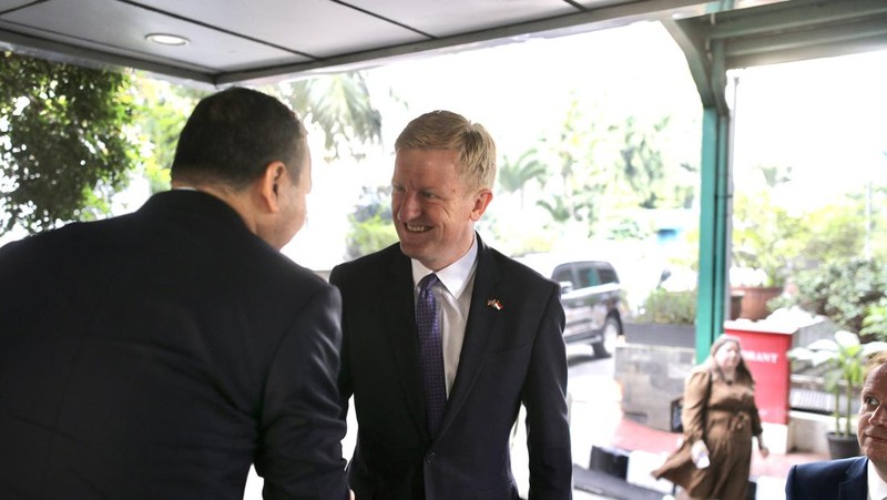 Pertemuan Wakil PM Inggris Oliver Dowden dengan Kemenko Marves Luhut Binsar Pandjaitan hari ini, Senin (26/6/2023) di Kantor Kemenko Marves, Jakarta. (Dok. Kedutaan Inggris)nggris Oliver Dowden dengan Kemenko Marves LBP hari ini, Senin 26 Juni 2023 di Kantor Kemenko Marves, Jakarta. (Dok. Kedutaan Inggris)