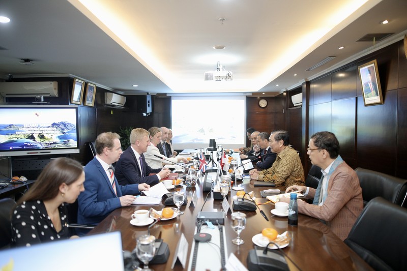 Pertemuan Wakil PM Inggris Oliver Dowden dengan Kemenko Marves Luhut Binsar Pandjaitan hari ini, Senin (26/6/2023) di Kantor Kemenko Marves, Jakarta. (Dok. Kedutaan Inggris)nggris Oliver Dowden dengan Kemenko Marves LBP hari ini, Senin 26 Juni 2023 di Kantor Kemenko Marves, Jakarta. Pertemuan Wakil PM Inggris Oliver Dowden dengan Kemenko Marves Luhut Binsar Pandjaitan hari ini, Senin (26/6/2023) di Kantor Kemenko Marves, Jakarta. (Dok. Kedutaan Inggris)nggris Oliver Dowden dengan Kemenko Marves LBP hari ini, Senin 26 Juni 2023 di Kantor Kemenko Marves, Jakarta. (Dok. Kedutaan Inggris)