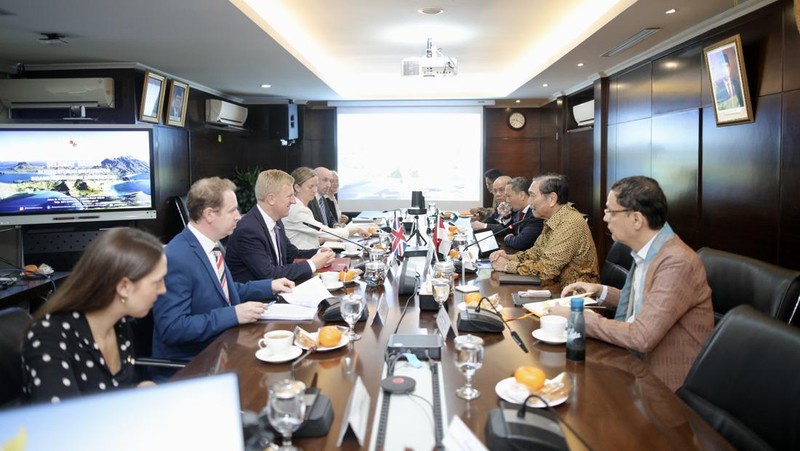 Pertemuan Wakil PM Inggris Oliver Dowden dengan Kemenko Marves Luhut Binsar Pandjaitan hari ini, Senin (26/6/2023) di Kantor Kemenko Marves, Jakarta. (Dok. Kedutaan Inggris)nggris Oliver Dowden dengan Kemenko Marves LBP hari ini, Senin 26 Juni 2023 di Kantor Kemenko Marves, Jakarta. (Dok. Kedutaan Inggris)