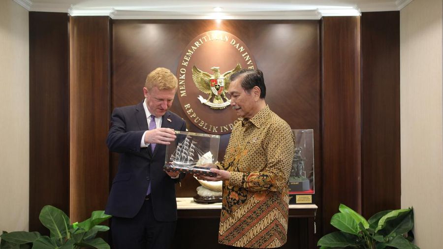 Pertemuan Wakil PM Inggris Oliver Dowden dengan Kemenko Marves Luhut Binsar Pandjaitan hari ini, Senin (26/6/2023) di Kantor Kemenko Marves, Jakarta. (Dok. Kedutaan Inggris)nggris Oliver Dowden dengan Kemenko Marves LBP hari ini, Senin 26 Juni 2023 di Kantor Kemenko Marves, Jakarta. (Dok. Kedutaan Inggris)