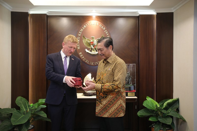 Pertemuan Wakil PM Inggris Oliver Dowden dengan Kemenko Marves Luhut Binsar Pandjaitan hari ini, Senin (26/6/2023) di Kantor Kemenko Marves, Jakarta. (Dok. Kedutaan Inggris)nggris Oliver Dowden dengan Kemenko Marves LBP hari ini, Senin 26 Juni 2023 di Kantor Kemenko Marves, Jakarta. Pertemuan Wakil PM Inggris Oliver Dowden dengan Kemenko Marves Luhut Binsar Pandjaitan hari ini, Senin (26/6/2023) di Kantor Kemenko Marves, Jakarta. (Dok. Kedutaan Inggris)nggris Oliver Dowden dengan Kemenko Marves LBP hari ini, Senin 26 Juni 2023 di Kantor Kemenko Marves, Jakarta. (Dok. Kedutaan Inggris)
