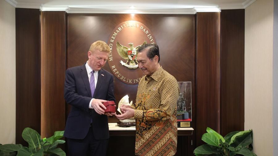 Pertemuan Wakil PM Inggris Oliver Dowden dengan Kemenko Marves Luhut Binsar Pandjaitan hari ini, Senin (26/6/2023) di Kantor Kemenko Marves, Jakarta. (Dok. Kedutaan Inggris)nggris Oliver Dowden dengan Kemenko Marves LBP hari ini, Senin 26 Juni 2023 di Kantor Kemenko Marves, Jakarta. (Dok. Kedutaan Inggris)