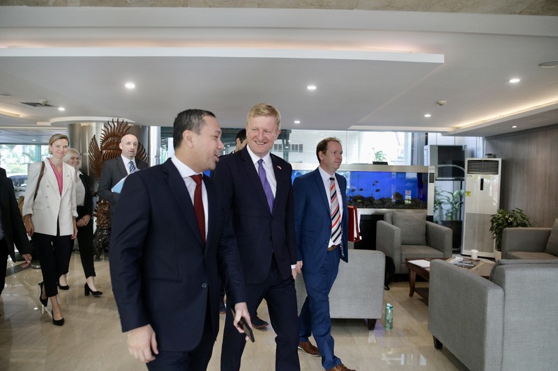 Pertemuan Wakil PM Inggris Oliver Dowden dengan Kemenko Marves Luhut Binsar Pandjaitan hari ini, Senin (26/6/2023) di Kantor Kemenko Marves, Jakarta. (Dok. Kedutaan Inggris)nggris Oliver Dowden dengan Kemenko Marves LBP hari ini, Senin 26 Juni 2023 di Kantor Kemenko Marves, Jakarta. Pertemuan Wakil PM Inggris Oliver Dowden dengan Kemenko Marves Luhut Binsar Pandjaitan hari ini, Senin (26/6/2023) di Kantor Kemenko Marves, Jakarta. (Dok. Kedutaan Inggris)nggris Oliver Dowden dengan Kemenko Marves LBP hari ini, Senin 26 Juni 2023 di Kantor Kemenko Marves, Jakarta. (Dok. Kedutaan Inggris)
