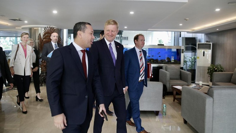 Pertemuan Wakil PM Inggris Oliver Dowden dengan Kemenko Marves Luhut Binsar Pandjaitan hari ini, Senin (26/6/2023) di Kantor Kemenko Marves, Jakarta. (Dok. Kedutaan Inggris)nggris Oliver Dowden dengan Kemenko Marves LBP hari ini, Senin 26 Juni 2023 di Kantor Kemenko Marves, Jakarta. (Dok. Kedutaan Inggris)