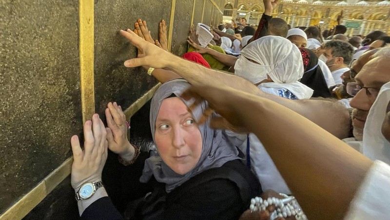 Jemaah haji mengelilingi Ka'bah, bangunan kubik di Masjidil Haram, selama ibadah haji tahunan, di Mekkah, Arab Saudi, Minggu, 25 Juni 2023. Jemaah haji berkumpul di kota suci Mekkah Arab Saudi untuk haji terbesar sejak itu. pandemi virus corona sangat membatasi akses ke salah satu dari lima rukun Islam. (AP Photo/Amr Nabil)