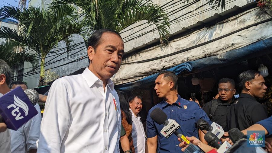 Presiden Joko Widodo melakukan tinjauan ke pasar Pal Merah, Jakarta Barat, Senin (26/6/2023). Ia melihat harga ayam melonjak jelang Idul Adha 1444 Hijriah. (վ/Emir Yanwardhana)