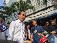 Jokowi Cek Harga di Pasar Palmerah: Ayam Tembus Rp50.000/Kg!