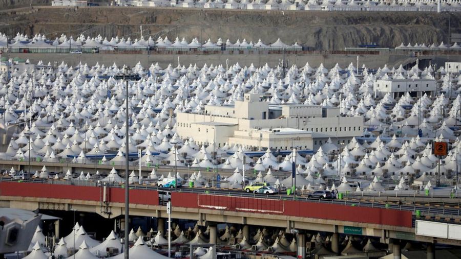 Jemaah haji mengelilingi Ka'bah, bangunan kubik di Masjidil Haram, selama ibadah haji tahunan, di Mekkah, Arab Saudi, Minggu, 25 Juni 2023. Jemaah haji berkumpul di kota suci Mekkah Arab Saudi untuk haji terbesar sejak itu. pandemi virus corona sangat membatasi akses ke salah satu dari lima rukun Islam. (AP Photo/Amr Nabil)