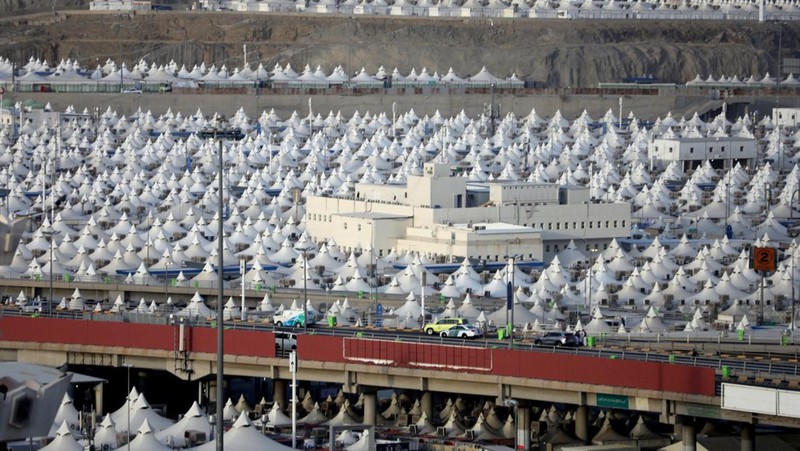 Jemaah haji mengelilingi Ka'bah, bangunan kubik di Masjidil Haram, selama ibadah haji tahunan, di Mekkah, Arab Saudi, Minggu, 25 Juni 2023. Jemaah haji berkumpul di kota suci Mekkah Arab Saudi untuk haji terbesar sejak itu. pandemi virus corona sangat membatasi akses ke salah satu dari lima rukun Islam. (AP Photo/Amr Nabil)