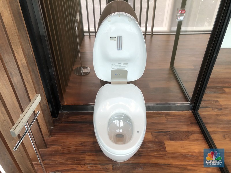 Toilet termahal yang ditawarkan oleh TOTO adalah toilet tipe NEOREST NX2 CS 901 KVT tipe ini dibanderol dengan harga Rp315 juta. Toilet termahal yang ditawarkan oleh TOTO adalah toilet tipe NEOREST NX2 CS 901 KVT tipe ini dibanderol dengan harga Rp315 juta. (CNBC Indonesia/Rindi Salsabilla Putri)