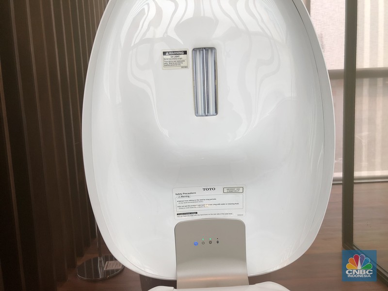 Toilet termahal yang ditawarkan oleh TOTO adalah toilet tipe NEOREST NX2 CS 901 KVT tipe ini dibanderol dengan harga Rp315 juta. Toilet termahal yang ditawarkan oleh TOTO adalah toilet tipe NEOREST NX2 CS 901 KVT tipe ini dibanderol dengan harga Rp315 juta. (CNBC Indonesia/Rindi Salsabilla Putri)