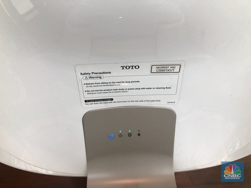Toilet termahal yang ditawarkan oleh TOTO adalah toilet tipe NEOREST NX2 CS 901 KVT tipe ini dibanderol dengan harga Rp315 juta. Toilet termahal yang ditawarkan oleh TOTO adalah toilet tipe NEOREST NX2 CS 901 KVT tipe ini dibanderol dengan harga Rp315 juta. (CNBC Indonesia/Rindi Salsabilla Putri)