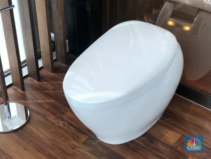 Toilet termahal yang ditawarkan oleh TOTO adalah toilet tipe NEOREST NX2 CS 901 KVT tipe ini dibanderol dengan harga Rp315 juta. Toilet termahal yang ditawarkan oleh TOTO adalah toilet tipe NEOREST NX2 CS 901 KVT tipe ini dibanderol dengan harga Rp315 juta. (CNBC Indonesia/Rindi Salsabilla Putri)