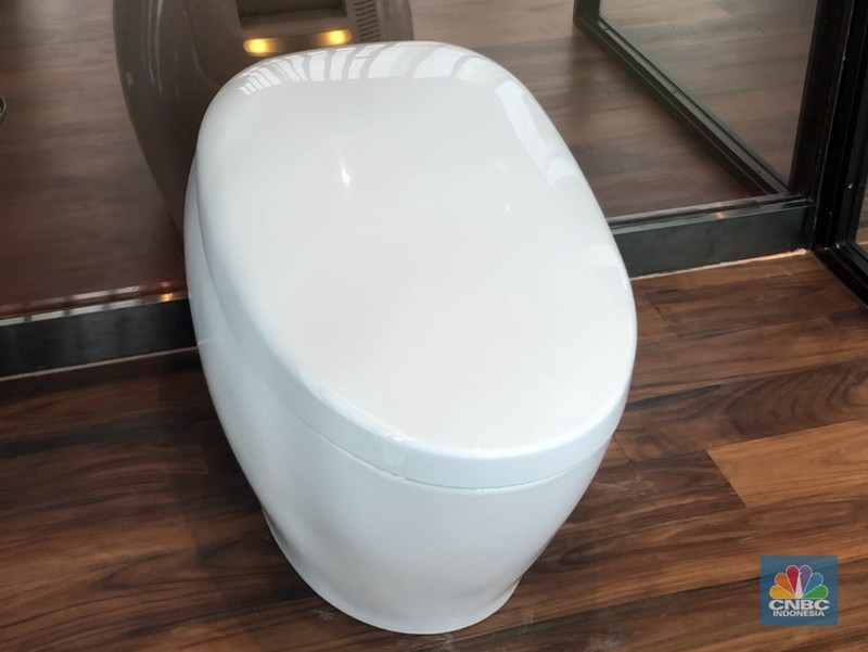 Toilet termahal yang ditawarkan oleh TOTO adalah toilet tipe NEOREST NX2 CS 901 KVT tipe ini dibanderol dengan harga Rp315 juta. Toilet termahal yang ditawarkan oleh TOTO adalah toilet tipe NEOREST NX2 CS 901 KVT tipe ini dibanderol dengan harga Rp315 juta. (CNBC Indonesia/Rindi Salsabilla Putri)