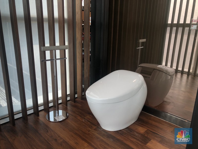 Toilet termahal yang ditawarkan oleh TOTO adalah toilet tipe NEOREST NX2 CS 901 KVT tipe ini dibanderol dengan harga Rp315 juta. Toilet termahal yang ditawarkan oleh TOTO adalah toilet tipe NEOREST NX2 CS 901 KVT tipe ini dibanderol dengan harga Rp315 juta. (CNBC Indonesia/Rindi Salsabilla Putri)