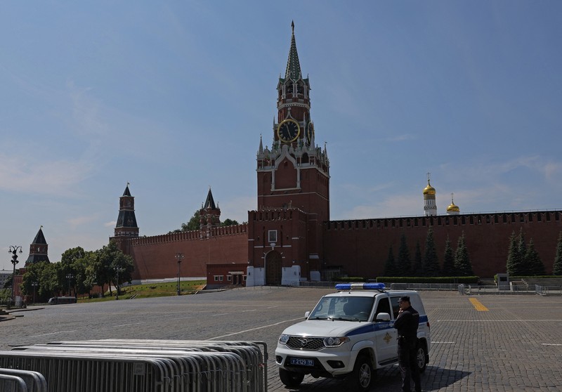 People stand near the closed Red Square in Moscow, Russia June 25, 2023. REUTERS/Evgenia Novozhenina