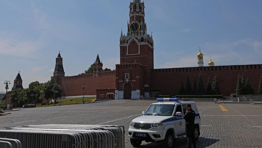 People stand near the closed Red Square in Moscow, Russia June 25, 2023. REUTERS/Evgenia Novozhenina
