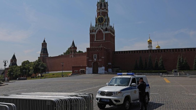 People stand near the closed Red Square in Moscow, Russia June 25, 2023. REUTERS/Evgenia Novozhenina