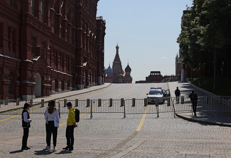 UKRAINE-CRISIS/RUSSIA-MOSCOW People stand near the closed Red Square in Moscow, Russia June 25, 2023. REUTERS/Evgenia Novozhenina