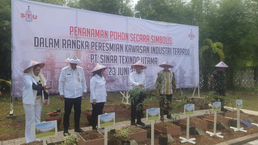 Gubernur Banten didampingi Plh. Sekda Provinsi Banten meresmikan kawasan Industri di Babakan Kareo, Jawilan Kabupaten Serang. (Dok. dpmptsp.bantenprov)