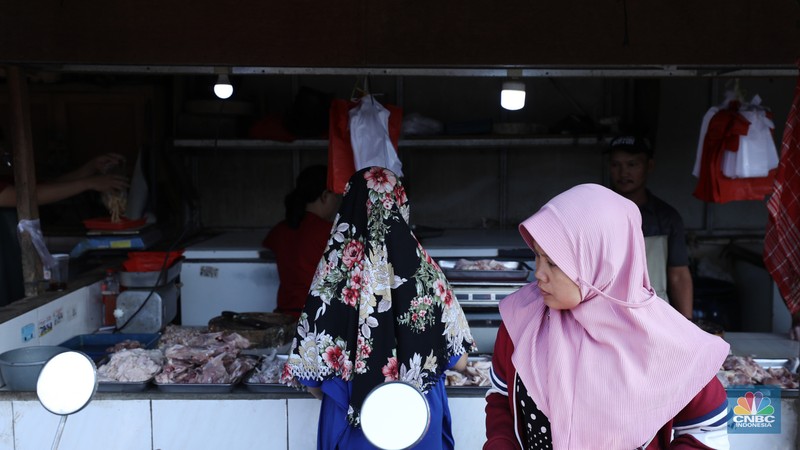 Harga ayam di pasar-pasar tradisional di Jakarta terus mengalami kenaikan selama dua bulan terakhir. (CNBC Indonesia/Tri Susilo)