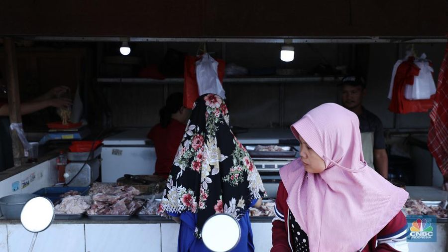 Harga ayam di pasar-pasar tradisional di Jakarta terus mengalami kenaikan selama dua bulan terakhir. (CNBC Indonesia/Tri Susilo)