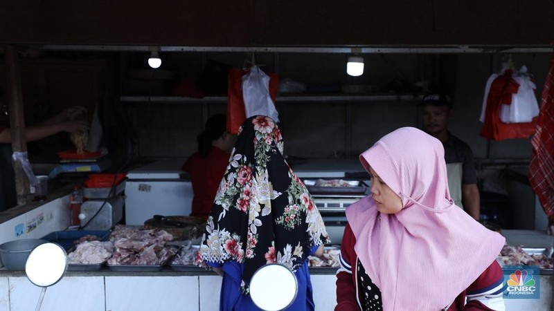 Harga ayam di pasar-pasar tradisional di Jakarta terus mengalami kenaikan selama dua bulan terakhir. (CNBC Indonesia/Tri Susilo)