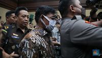 Berkemeja Batik, Johnny G Plate Jalani Sidang Dakwaan