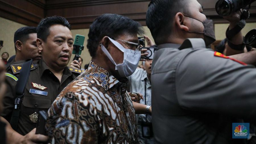 Mantan Menteri Komunikasi dan Informatika (Menkominfo) Johnny G Plate menjalani sidang perdana di Pengadilan Tindak Pidana Korupsi (Tipikor) pada Pengadilan Negeri Jakarta Pusat. (CNBC Indonesia/Faisal Rahman)
