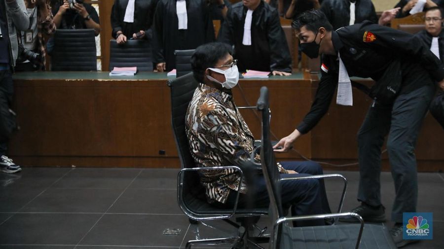 Mantan Menteri Komunikasi dan Informatika (Menkominfo) Johnny G Plate menjalani sidang perdana di Pengadilan Tindak Pidana Korupsi (Tipikor) pada Pengadilan Negeri Jakarta Pusat. (CNBC Indonesia/Faisal Rahman)
