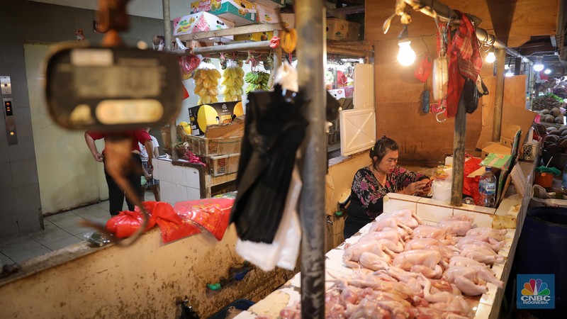 Menjelang hari raya Idul Adha, harga daging ayam di Pasar Senen mengalami peningkatan dalam dua bulan terakhir. (CNBC Indonesia/Faisal Rahman)