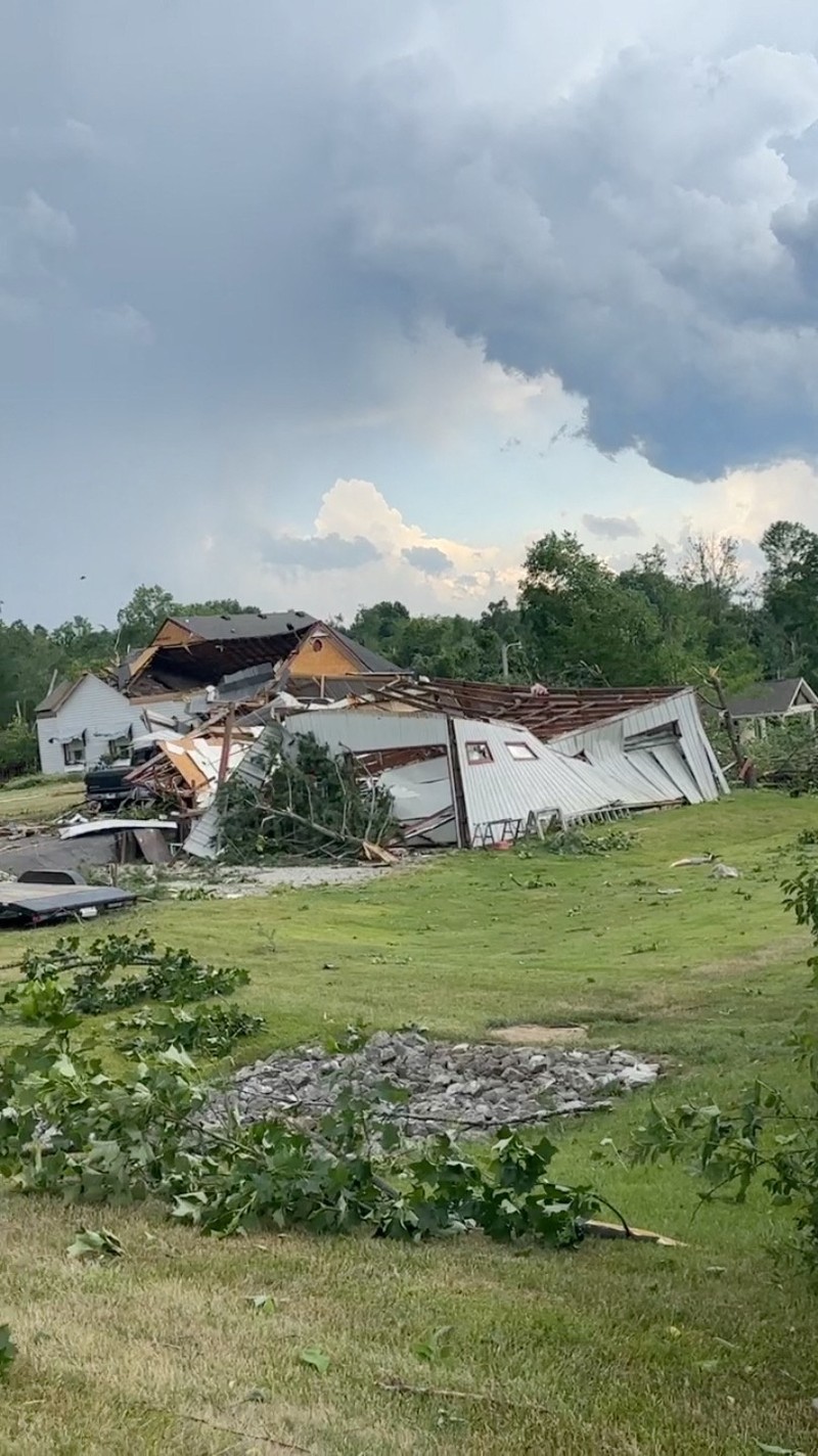 Puing-puing terangkat ke udara oleh kemungkinan tornado saat cuaca buruk di dekat Greenwood, Indiana, AS, 25 Juni 2023 dalam tangkapan layar ini yang diperoleh dari video media sosial. Puing-puing terangkat ke udara oleh kemungkinan tornado saat cuaca buruk di dekat Greenwood, Indiana, AS, 25 Juni 2023 dalam tangkapan layar ini yang diperoleh dari video media sosial. (Eric Ford via TMX/via REUTERS)