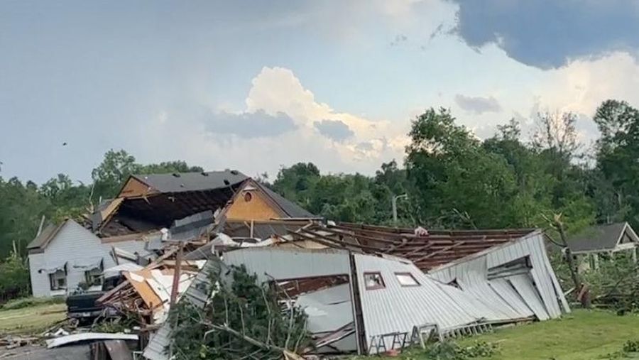 Puing-puing terangkat ke udara oleh kemungkinan tornado saat cuaca buruk di dekat Greenwood, Indiana, AS, 25 Juni 2023 dalam tangkapan layar ini yang diperoleh dari video media sosial. (Eric Ford via TMX/via REUTERS)