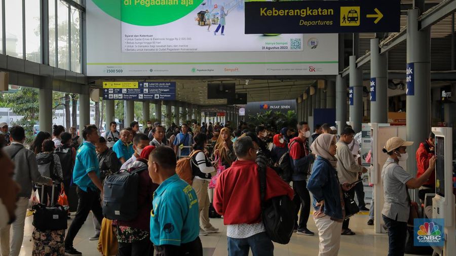 Penumpang memadati Stasiun Pasar Senen, Jakarta Pusat, Selasa (27/6/2023). Menjelang hari raya Idul Adha 1444H dan periode libur pnjang akhir pekan, Stasiun Pasar Senen mulai dipadati penumpang. (վ/Faisal Rahman)