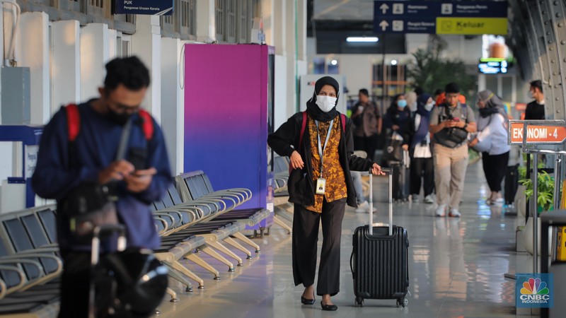 Penumpang memadati Stasiun Pasar Senen, Jakarta Pusat, Selasa (27/6/2023). Menjelang hari raya Idul Adha 1444H dan periode libur pnjang akhir pekan, Stasiun Pasar Senen mulai dipadati penumpang. (CNBC Indonesia/Faisal Rahman)