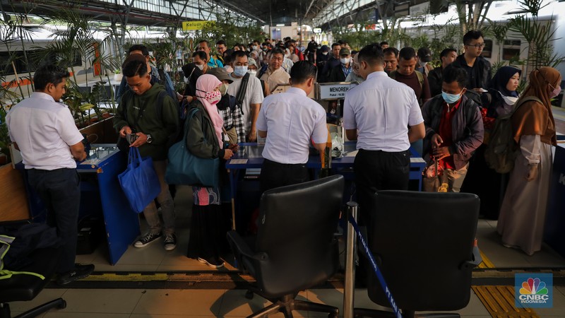 Penumpang memadati Stasiun Pasar Senen, Jakarta Pusat, Selasa (27/6/2023). Menjelang hari raya Idul Adha 1444H dan periode libur pnjang akhir pekan, Stasiun Pasar Senen mulai dipadati penumpang. Penumpang memadati Stasiun Pasar Senen, Jakarta Pusat, Selasa (27/6/2023). Menjelang hari raya Idul Adha 1444H dan periode libur pnjang akhir pekan, Stasiun Pasar Senen mulai dipadati penumpang. (CNBC Indonesia/Faisal Rahman)