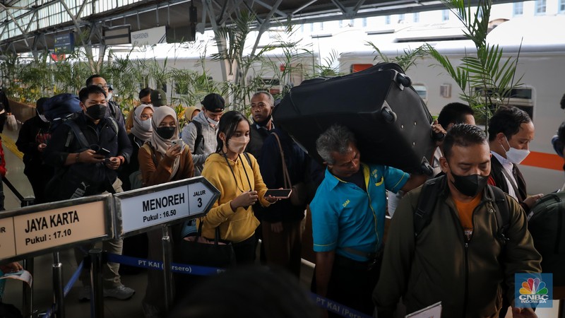 Penumpang memadati Stasiun Pasar Senen, Jakarta Pusat, Selasa (27/6/2023). Menjelang hari raya Idul Adha 1444H dan periode libur pnjang akhir pekan, Stasiun Pasar Senen mulai dipadati penumpang. Penumpang memadati Stasiun Pasar Senen, Jakarta Pusat, Selasa (27/6/2023). Menjelang hari raya Idul Adha 1444H dan periode libur pnjang akhir pekan, Stasiun Pasar Senen mulai dipadati penumpang. (CNBC Indonesia/Faisal Rahman)