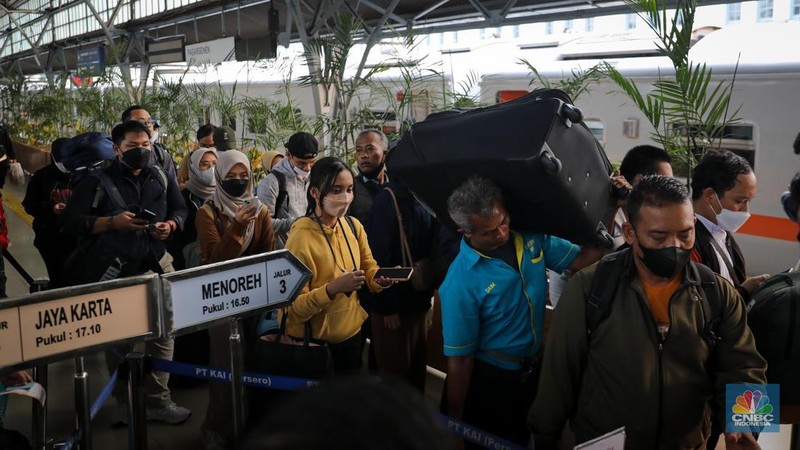 Penumpang memadati Stasiun Pasar Senen, Jakarta Pusat, Selasa (27/6/2023). Menjelang hari raya Idul Adha 1444H dan periode libur pnjang akhir pekan, Stasiun Pasar Senen mulai dipadati penumpang. (CNBC Indonesia/Faisal Rahman)