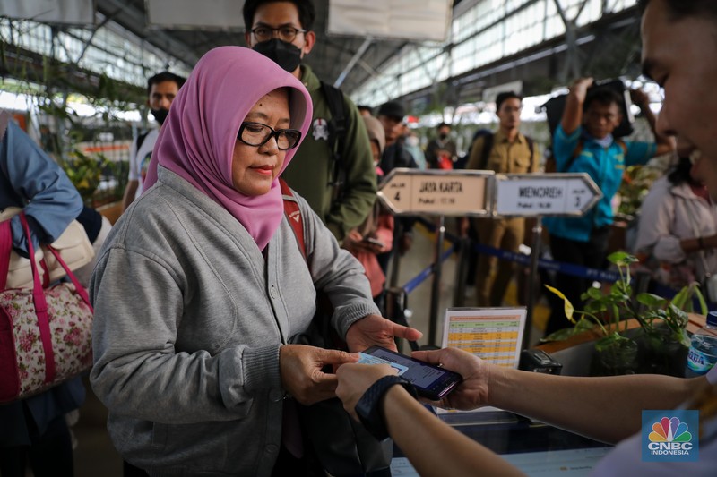 Penumpang memadati Stasiun Pasar Senen, Jakarta Pusat, Selasa (27/6/2023). Menjelang hari raya Idul Adha 1444H dan periode libur pnjang akhir pekan, Stasiun Pasar Senen mulai dipadati penumpang. (CNBC Indonesia/Faisal Rahman)