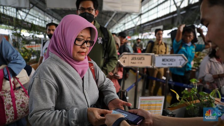 Penumpang memadati Stasiun Pasar Senen, Jakarta Pusat, Selasa (27/6/2023). Menjelang hari raya Idul Adha 1444H dan periode libur pnjang akhir pekan, Stasiun Pasar Senen mulai dipadati penumpang. (CNBC Indonesia/Faisal Rahman)