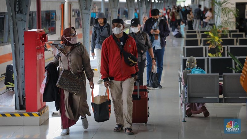 Penumpang memadati Stasiun Pasar Senen, Jakarta Pusat, Selasa (27/6/2023). Menjelang hari raya Idul Adha 1444H dan periode libur pnjang akhir pekan, Stasiun Pasar Senen mulai dipadati penumpang. (CNBC Indonesia/Faisal Rahman)