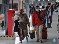 Kasus Covid-19 di RI Merajalela, Ini Syarat Naik Kereta Api