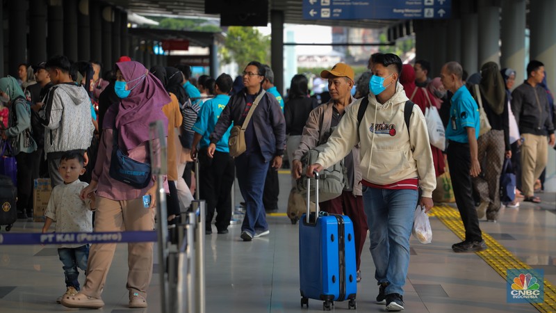 Penumpang memadati Stasiun Pasar Senen, Jakarta Pusat, Selasa (27/6/2023). Menjelang hari raya Idul Adha 1444H dan periode libur pnjang akhir pekan, Stasiun Pasar Senen mulai dipadati penumpang. Penumpang memadati Stasiun Pasar Senen, Jakarta Pusat, Selasa (27/6/2023). Menjelang hari raya Idul Adha 1444H dan periode libur pnjang akhir pekan, Stasiun Pasar Senen mulai dipadati penumpang. (CNBC Indonesia/Faisal Rahman)