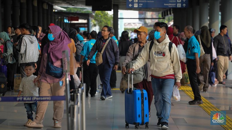Penumpang memadati Stasiun Pasar Senen, Jakarta Pusat, Selasa (27/6/2023). Menjelang hari raya Idul Adha 1444H dan periode libur pnjang akhir pekan, Stasiun Pasar Senen mulai dipadati penumpang. (CNBC Indonesia/Faisal Rahman)
