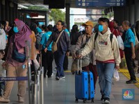 Libur Telah Tiba! Penampakan Stasiun Pasar Senen Membeludak